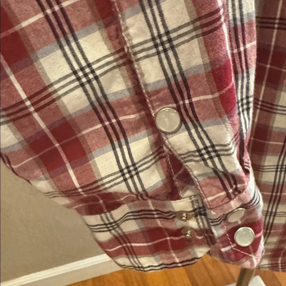 Levi’s Men's Red Plaid Long Sleeve Shirt‎ size large with pearl snaps western